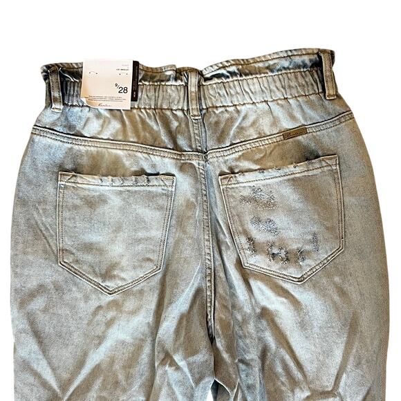 NWT KanCan Women’s Distressed High Rise Elastic Waist Mom Jeans Size 9/28 Light - Picture 4 of 6